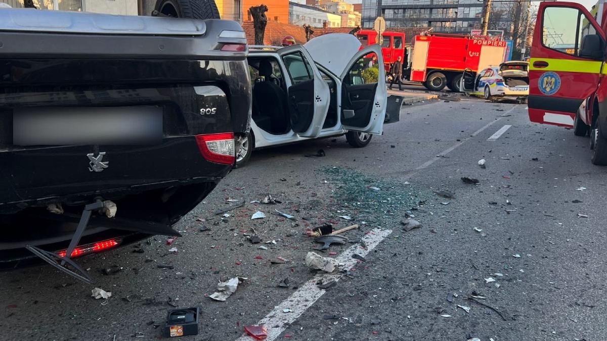carambol autospeciala politie trei masini cluj 6 raniti 2 politisti
