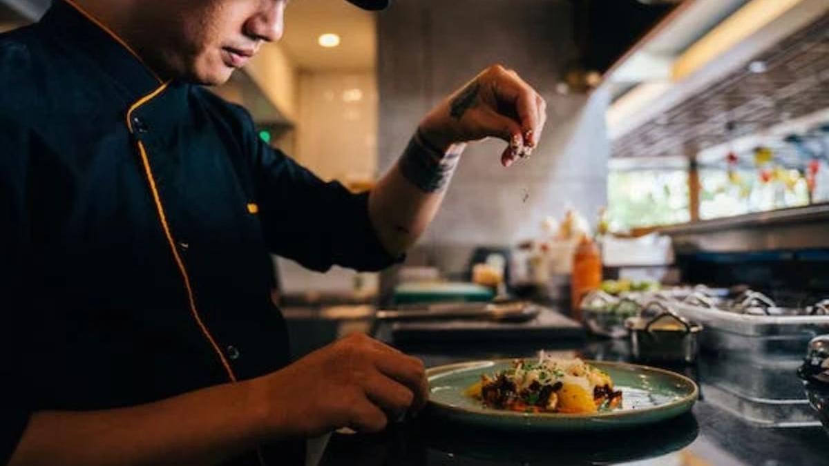 locuri munca horeca au crescut 25 procente o luna salariu bucatar receptioner