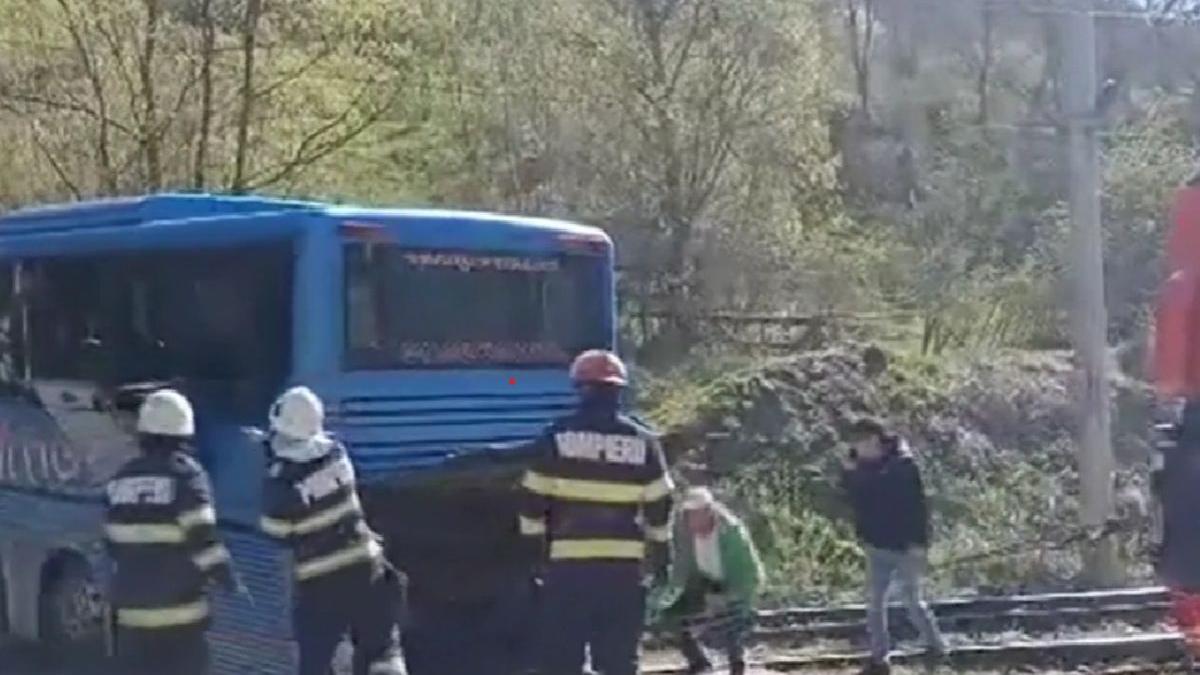 autocar elevi blocat cale ferata pestera bolii petrosani