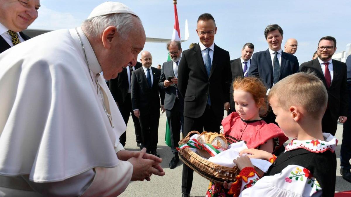 papa francisc vizita ungaria vatican mers dificultate baston