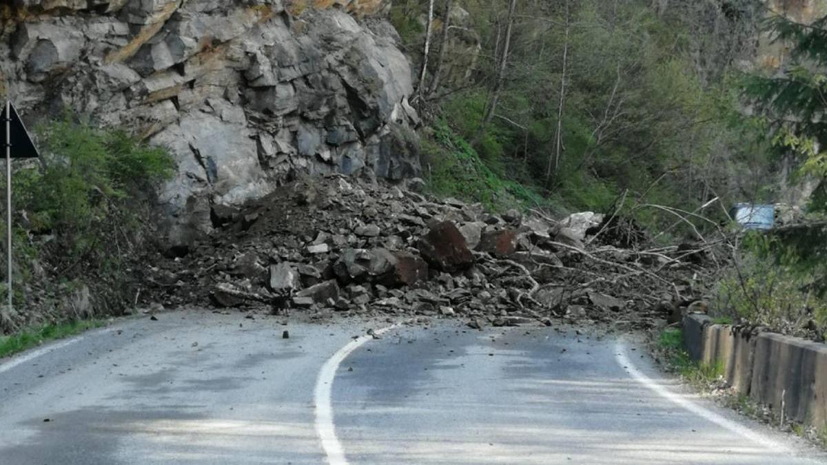 trafic blocat transalpina caderi pietre lacul tau bistra