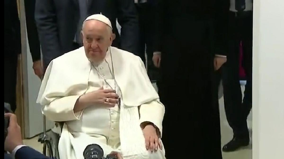 papa francisc scaun cu rotile intalnire refugiati ucraineni migranti budapesta