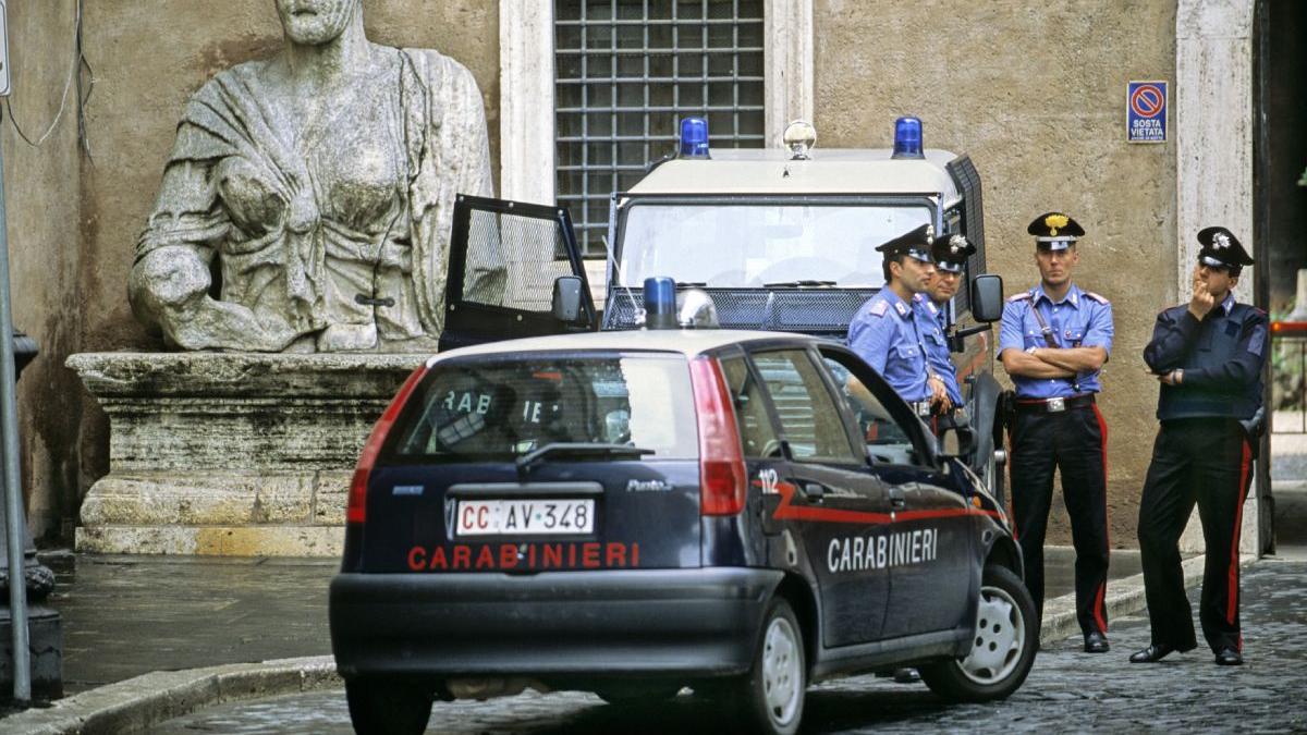 romanca batut politist carabinieri spart pacanele sala jocuri ancona italia