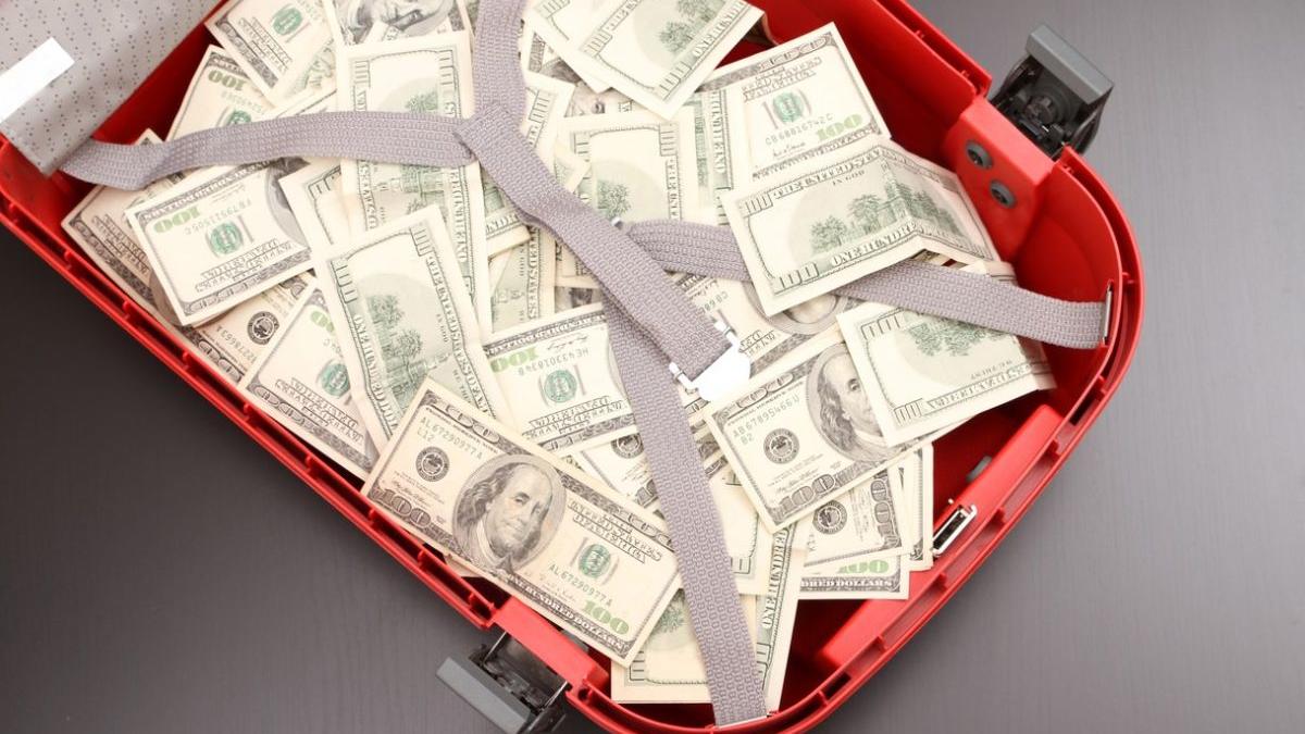 femeie vandut casa barbat cunoscut facebook mintit o iubeste