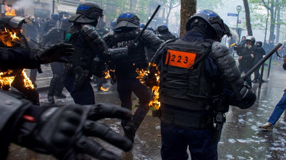 politsiti francezi incendiati protestatari reforma pensiilor