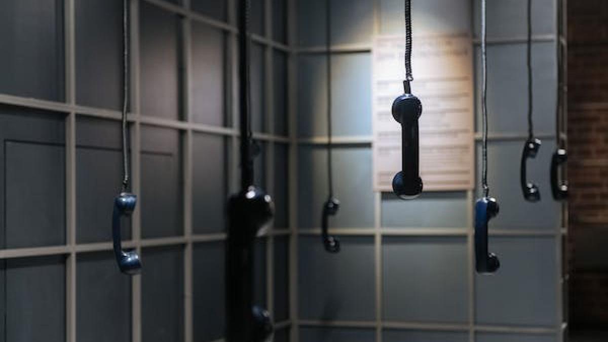 un barbat care se afla in arest s a strangulat cu cablul de la telefonul din camera de detentie