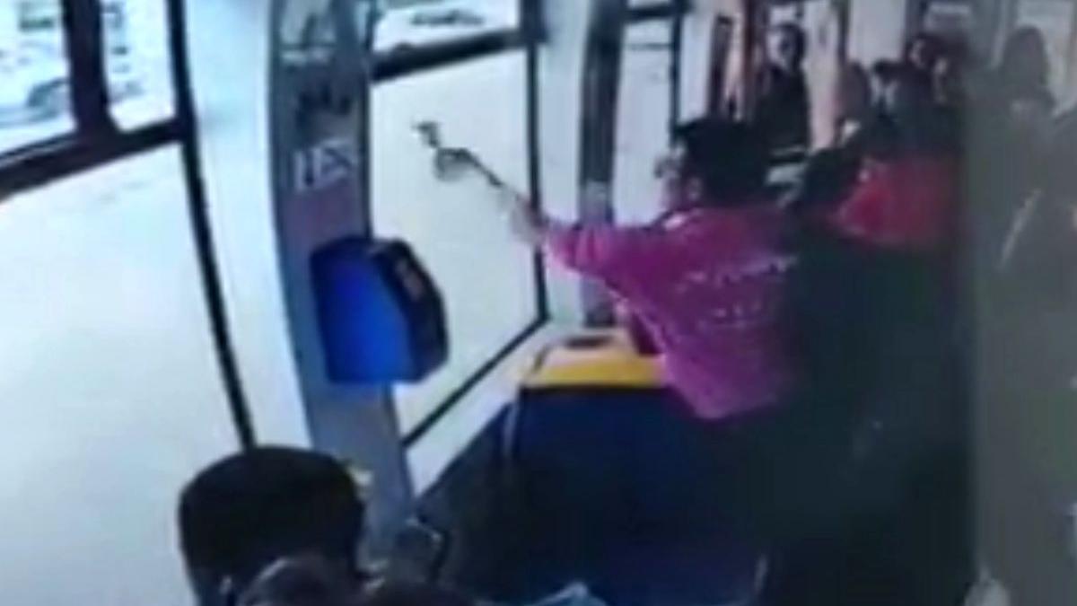 barbat oradea spart geam tramvai cald