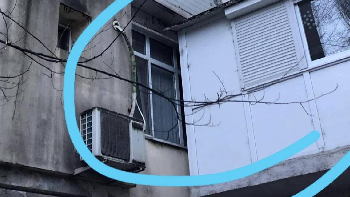 barbat galati balcon acoperit geam vecin