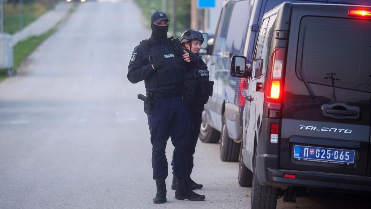 trei adolescenti arestat detinere arme foc amenintari moarte serbia