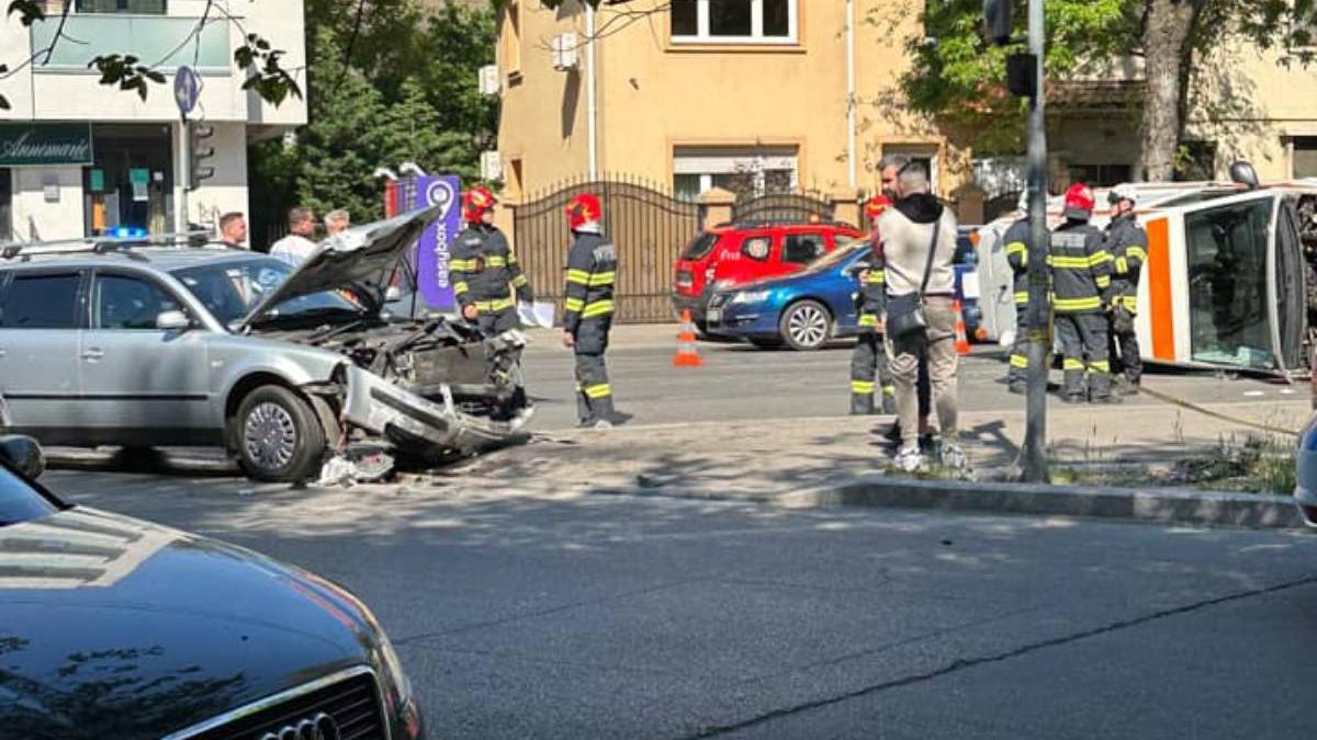 ambulanta transport femeie insarcinata rasturnat accident bucuresti