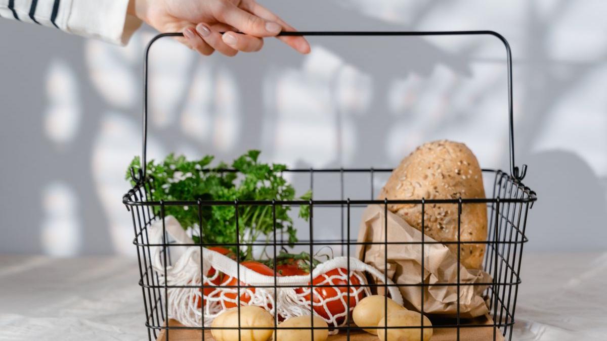 valoare cos cumparaturi luna mai fructe legume scumpit