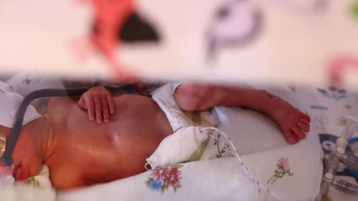 copil trei parinti genetici tata mama femeie