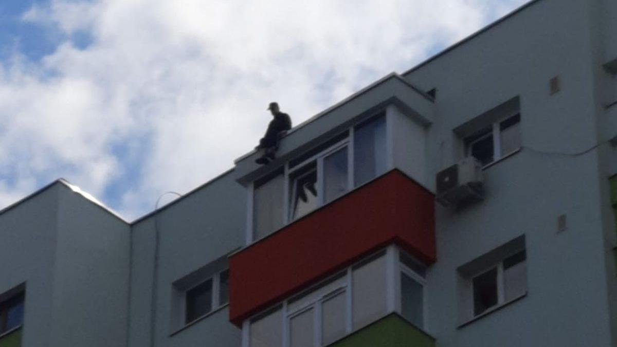Un bărbat s-a aruncat de pe un bloc din București, înainte ca negociatorii să ajungă la fața locului. A murit pe loc