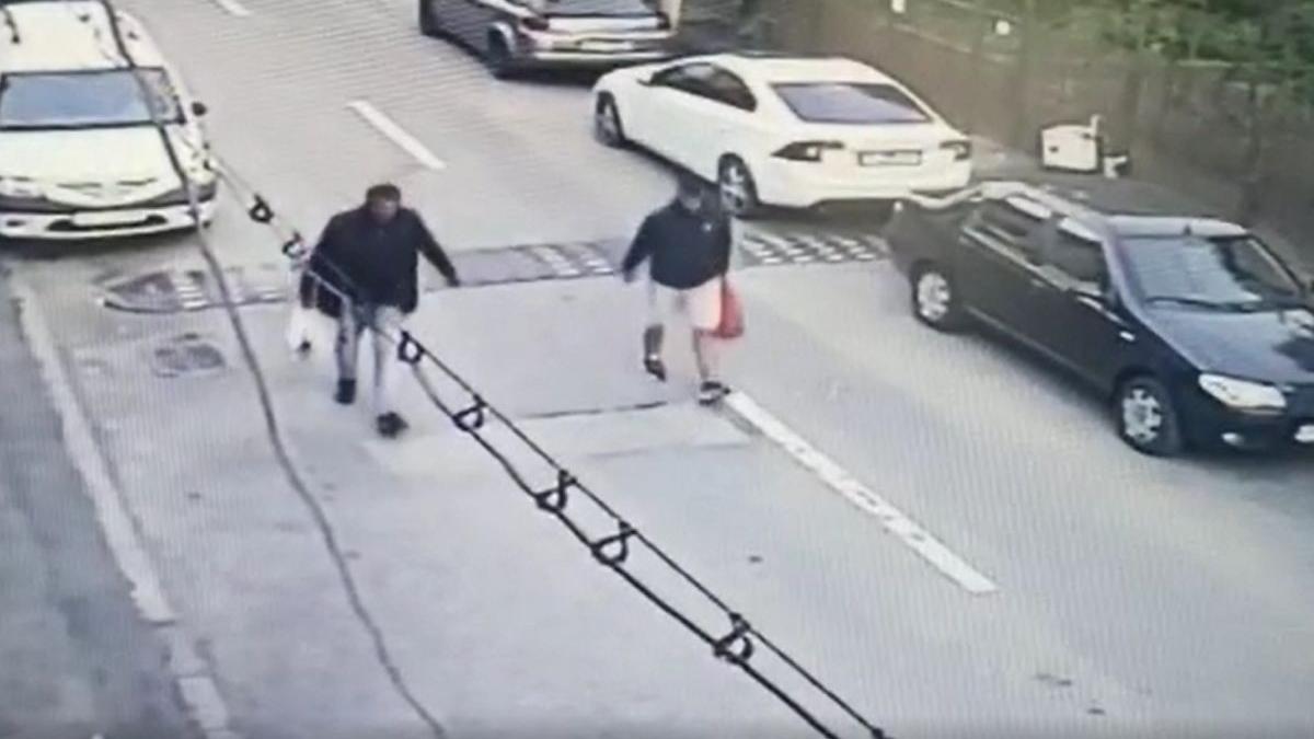 Tâlhărie filmată în plină stradă, în Bucureşti: Un bărbat a rămas fără 6.000 de lei câștigați la păcănele