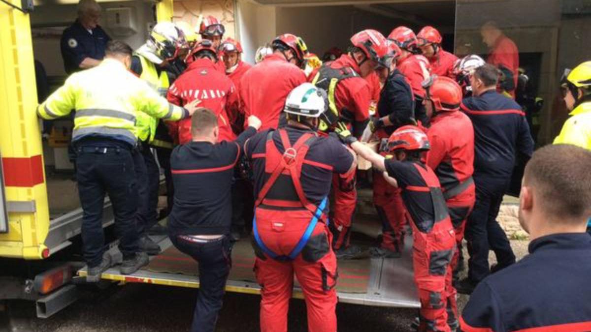 femeie 391 kilograme salvata pompieri spart perete podea casa franta 60 persoane participat