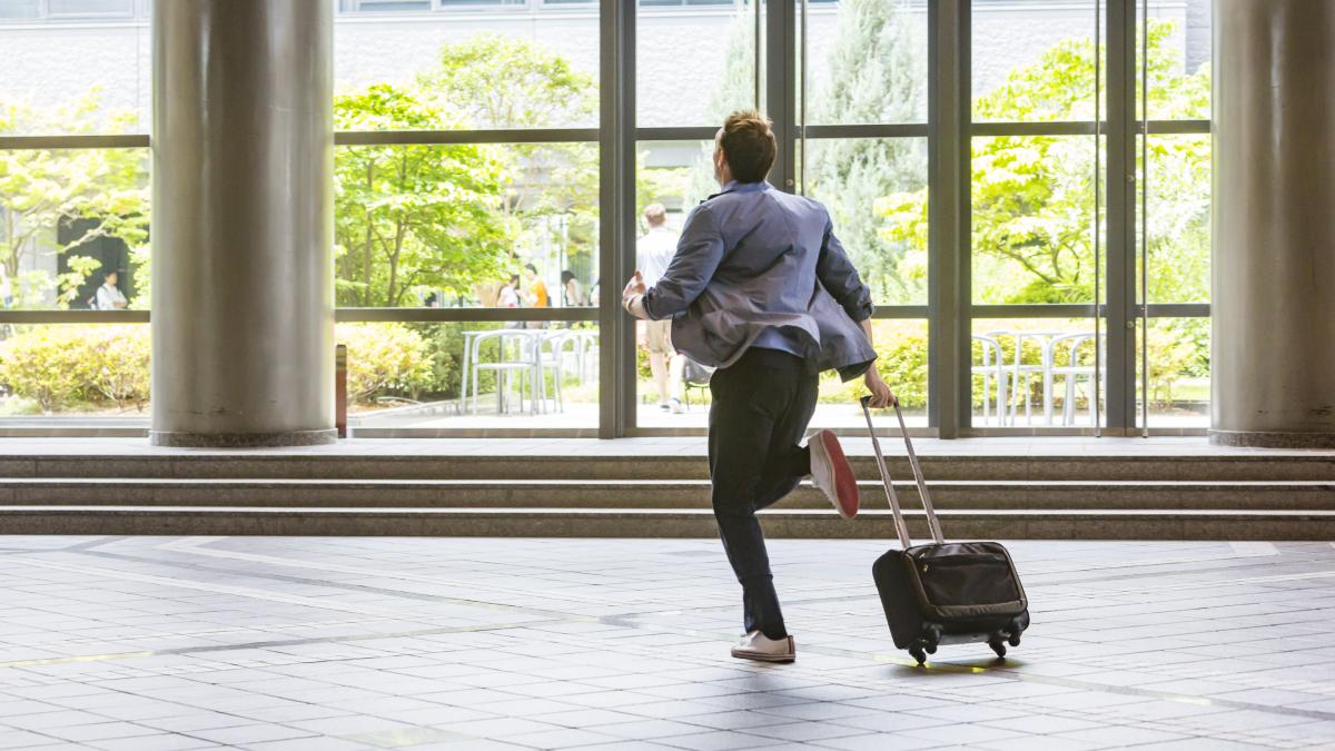 roman fuge paza aruncat etaj cazut agent securitate italia