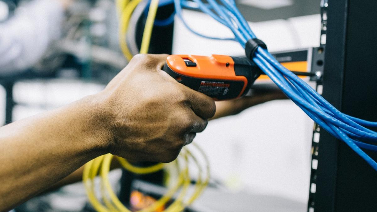 un spital si mai multe institutii publice din onesti ramase fara comunicare dupa ce hotii au furat