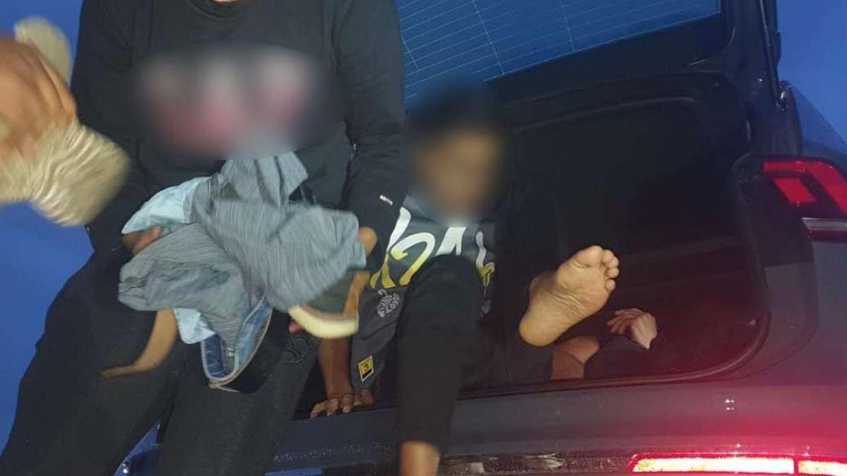 roman migranti frontiera ascunsi portbagaj