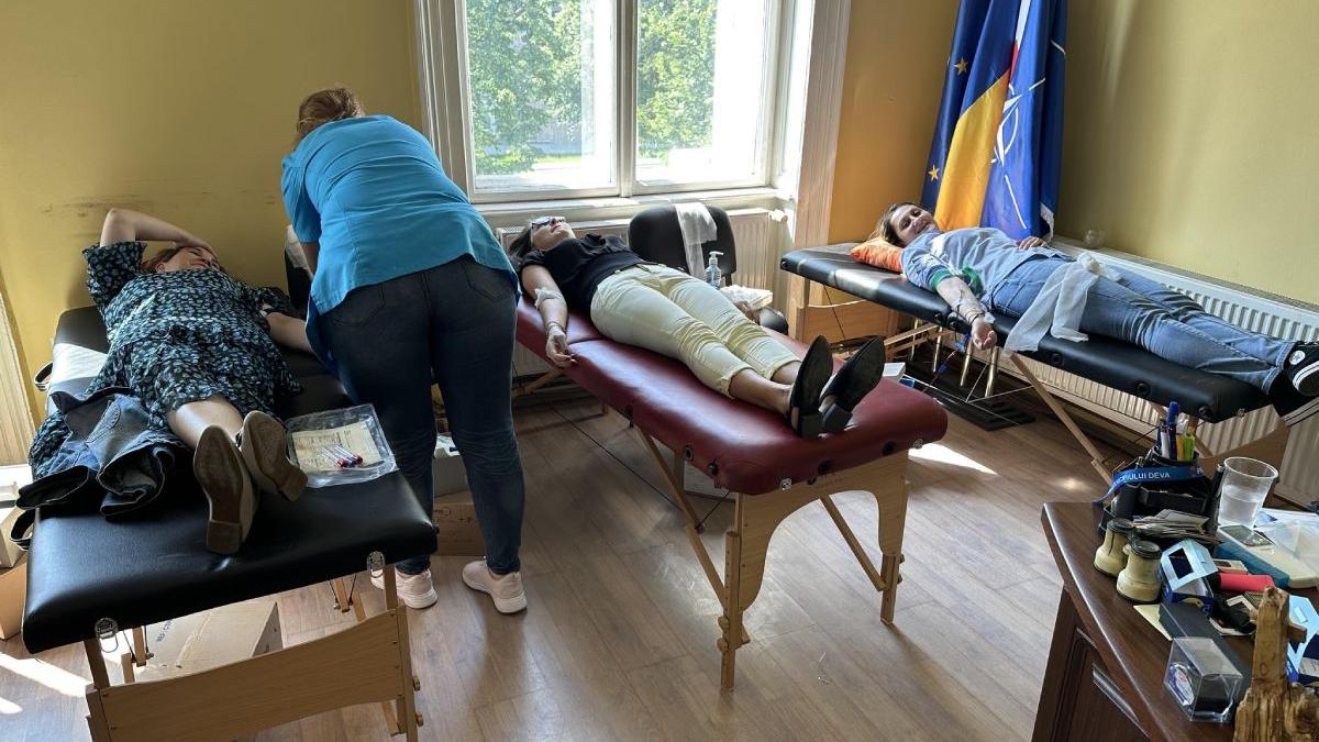primar deva mobilizat zeci angajati donare sange