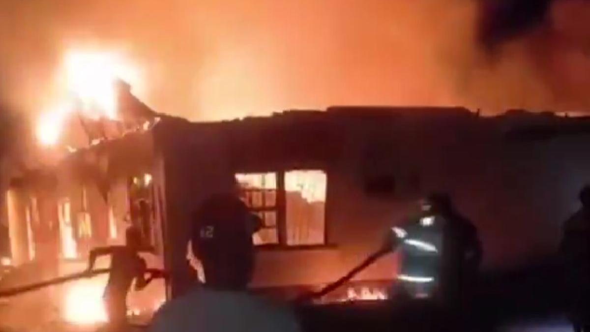 eleva administratia scolii confiscat telefon a dat foc camin fete 19 oameni au murit