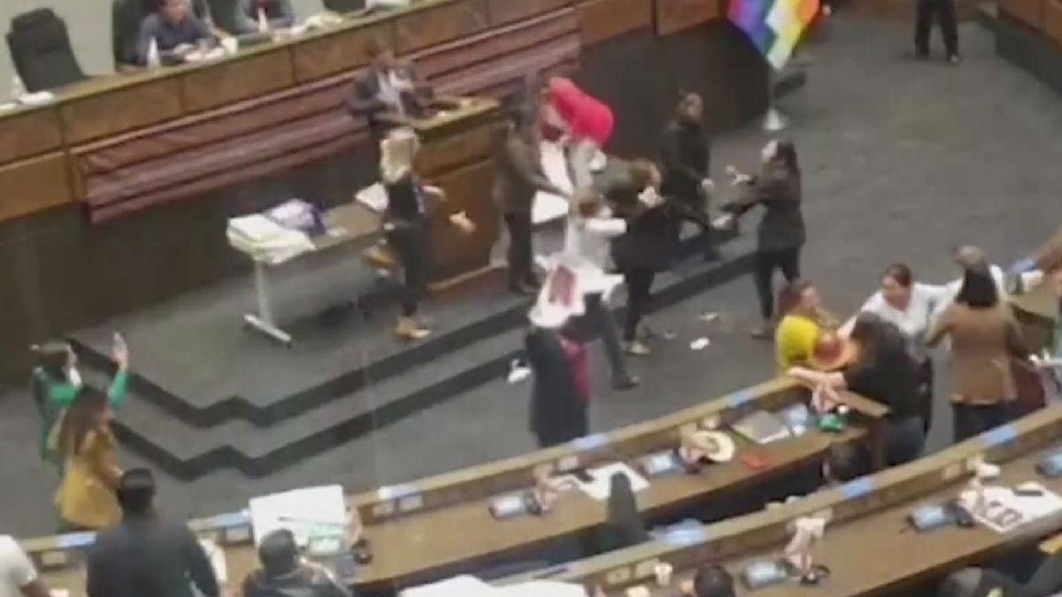hoti fura banii alegatorilor bataie ca in filme insulte parlament america de sud