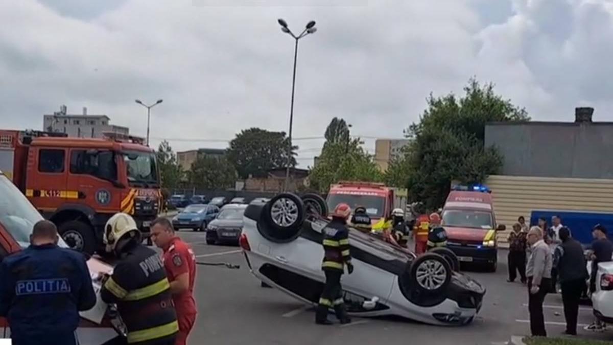 masina rasturnata parcare hipermarket magazin constanta