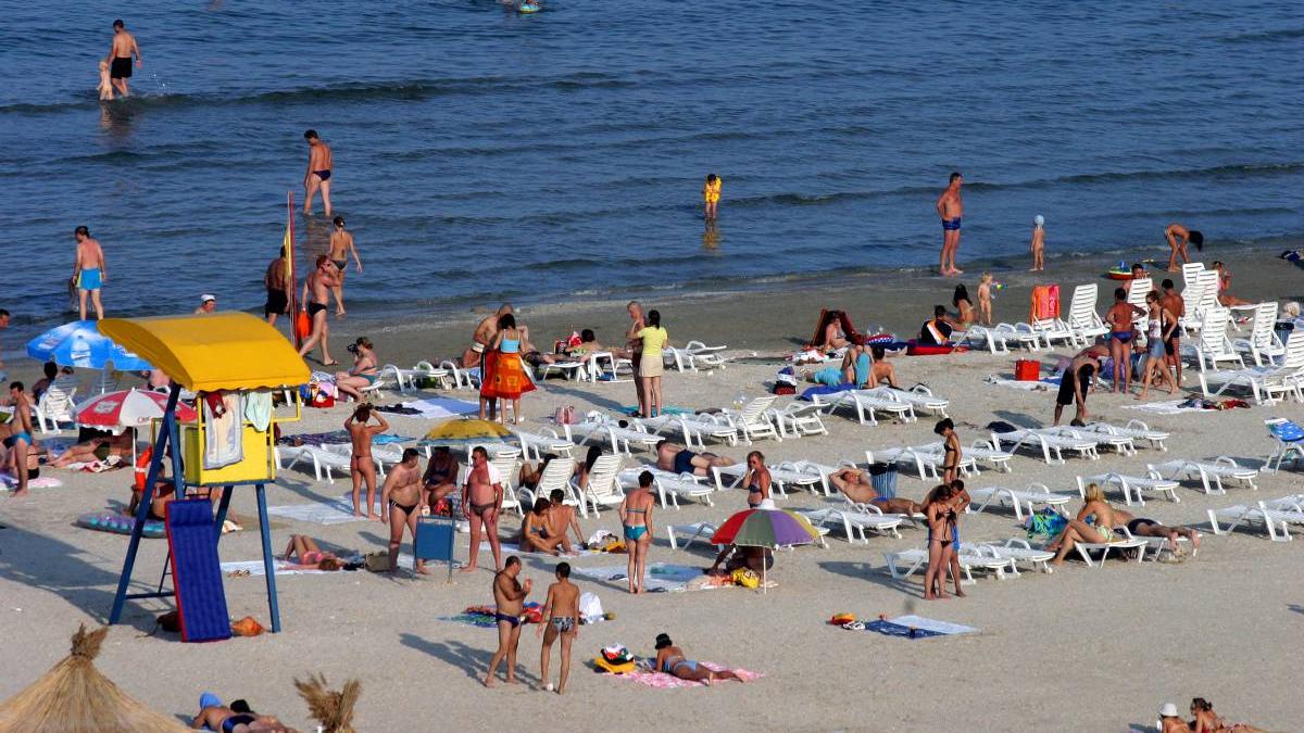 minivacanta rusalii litoral romanesc turisti inchiriere sezlong portie hamsi