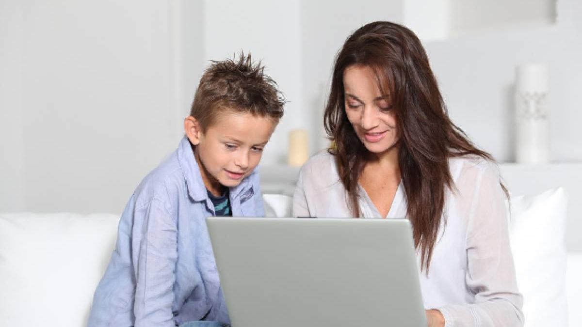 parinti copii opt ani pot lucra patru zile acasa