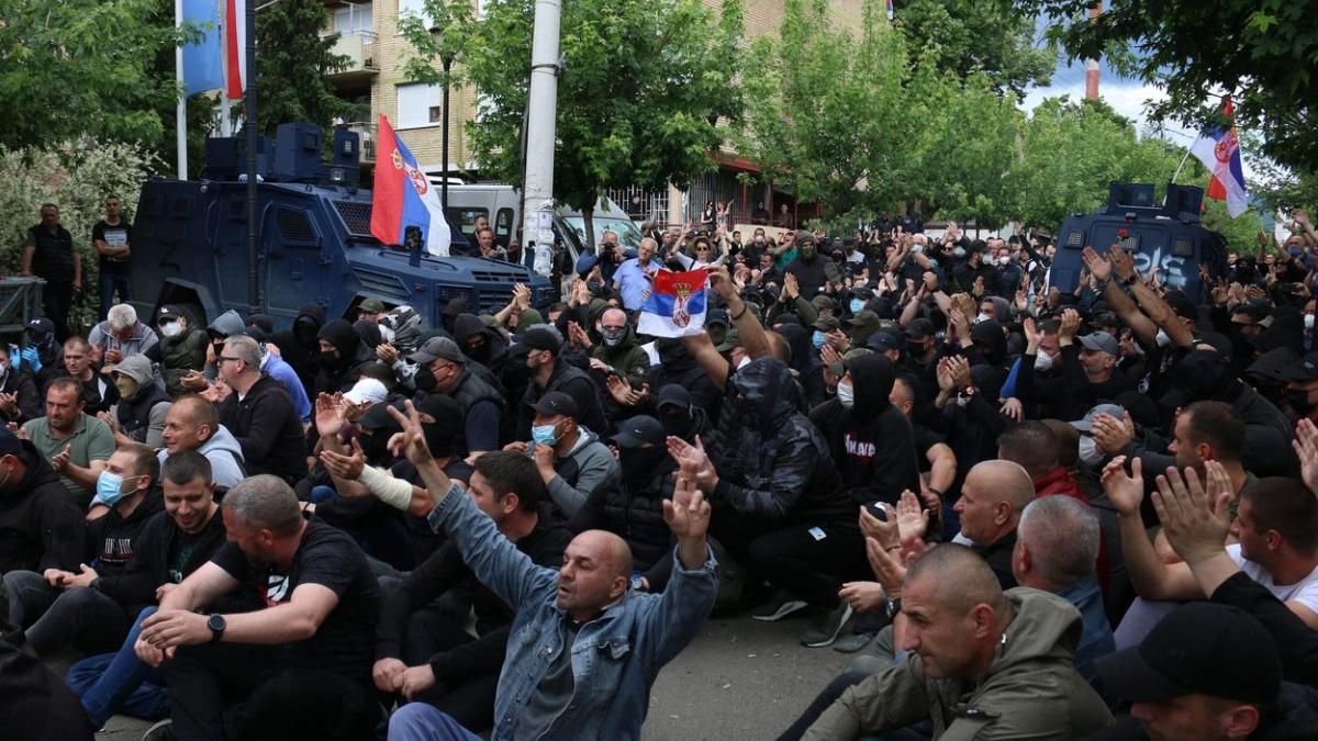 scene razboi kosovo sarbi ocupe primarii soldati nato