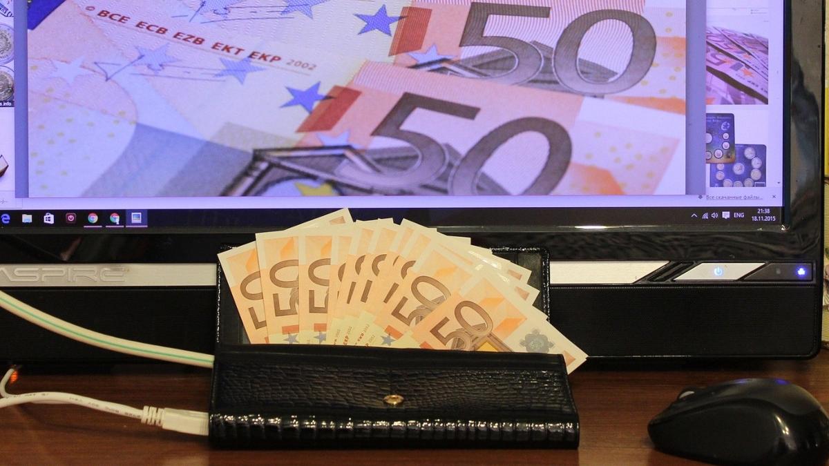 femeia care a furat un milion de euro si i a dat bisericii scapa de dosar alba