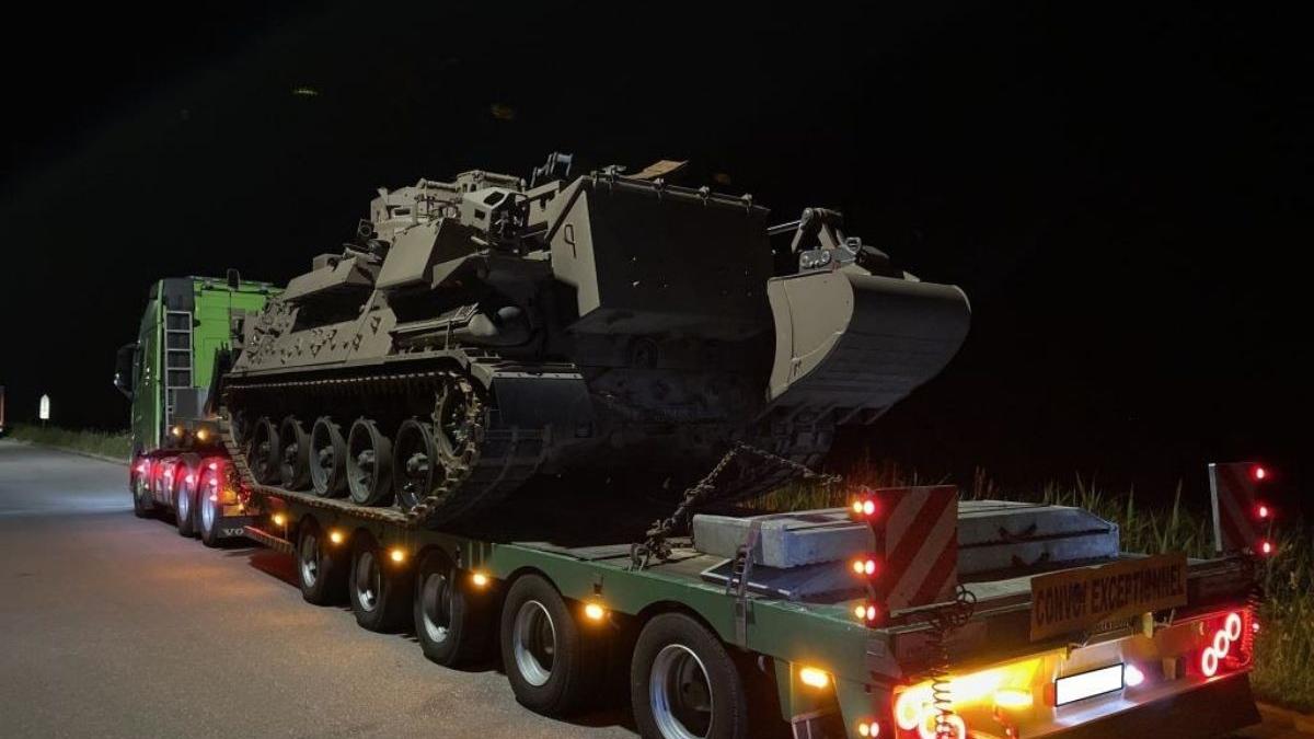 sofer roman de tir prins politie germania tanc deghizat excavator