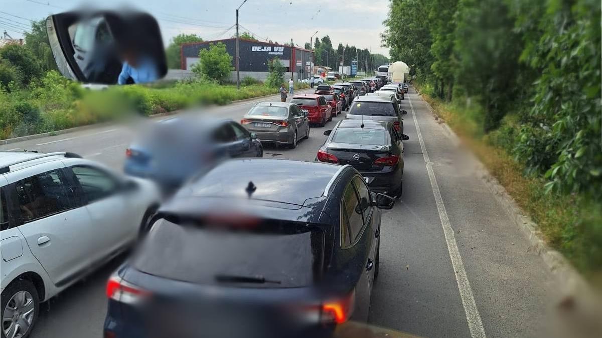Coadă de mașini pe 6 kilometri la ieșirea din România, prin vama ...