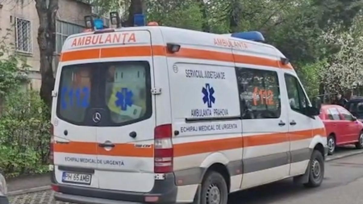 femeie mures ameninta ca se va arunca alaturi de fiul ei de la geamul apartamentului