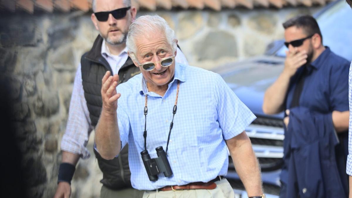 regele charles al iii lea intampinat de sute de turisti si localnici dupa plimbarea de astazi