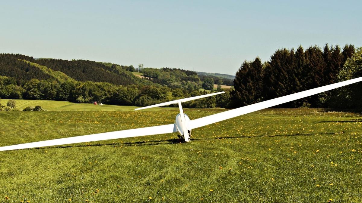 un planor s a prabusit langa aerodromul ineu pilotul a murit