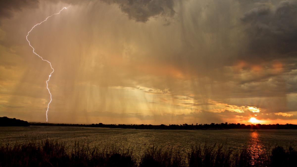 vremea meteorologi fenomene extreme ploi vijelii