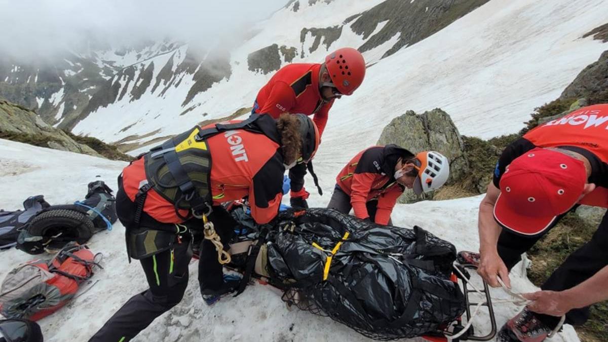 barbat mort sac dormit muntii fagaras salvamontisti coborat trup munte