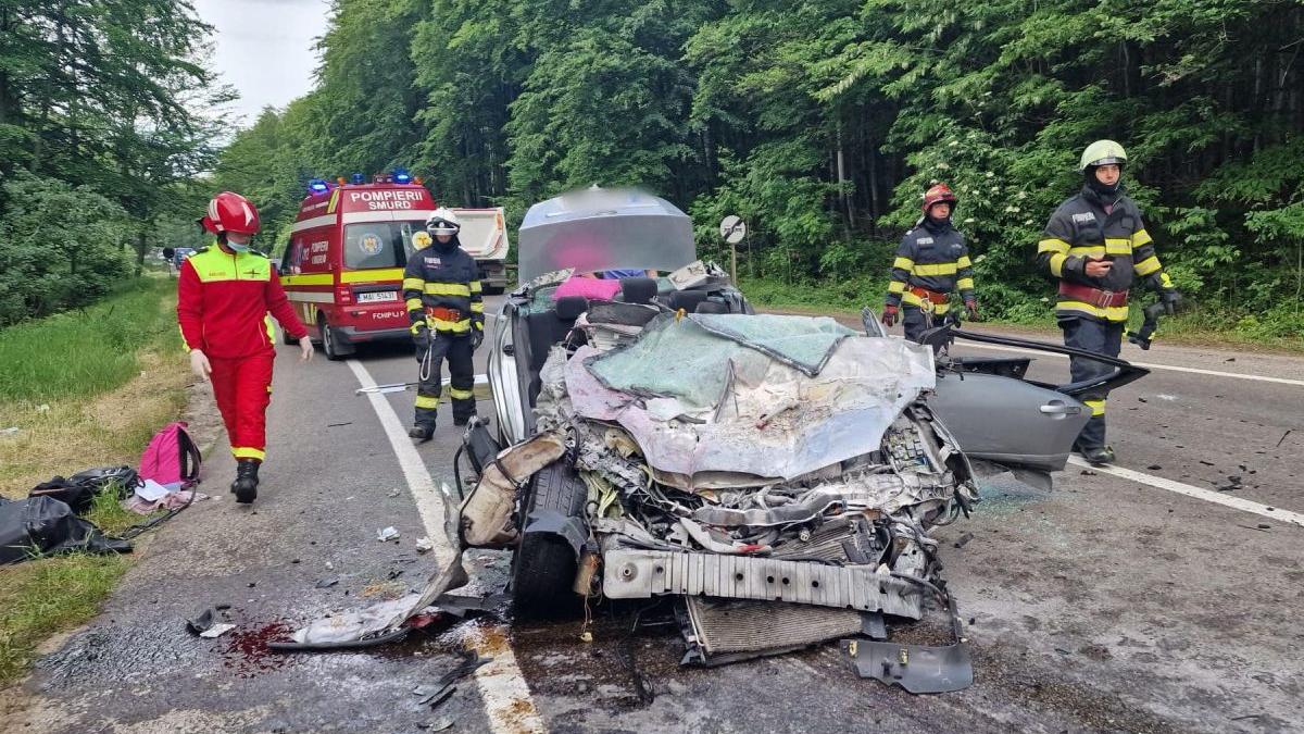 doi tineri fata baiat au murit pe loc masina strivita tir accident ilisesti suceava