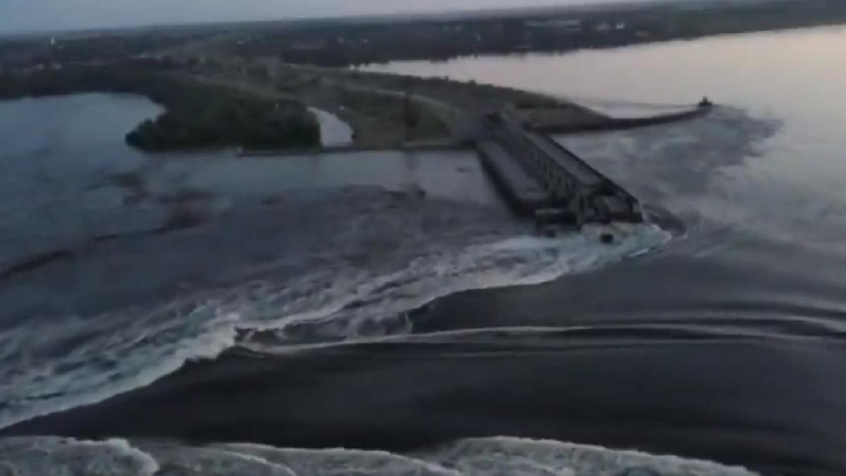 Dezastru ecologic după distrugerea barajului de pe Nipru. Sute de tone de ulei industrial vor ajunge în Marea Neagră