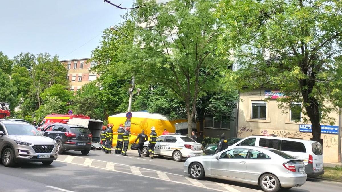 militar timisoara ameninta arunca etaj pompieri saltea pneumatica