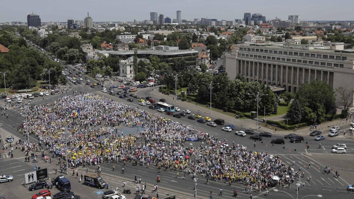 Mii de profesori au protestat în Piaţa Victoriei şi au pornit în marş spre Palatul Cotroceni