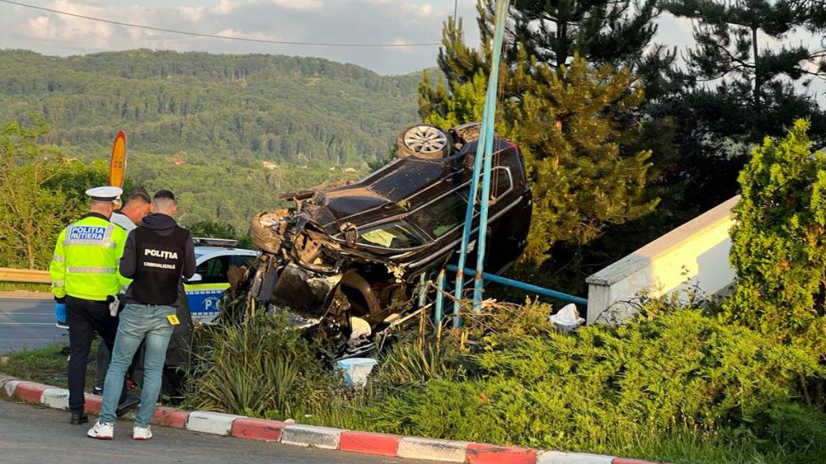 tanar mort accident intrat masina fost post politie banesti prahova