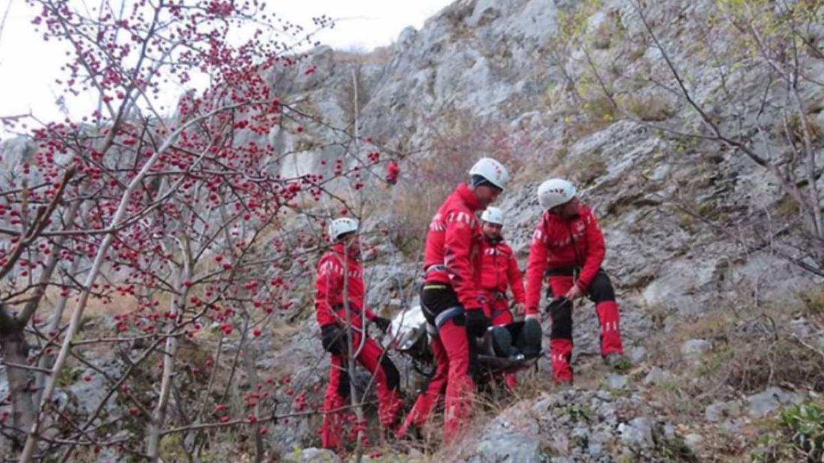 barbat mort prabusit masina munti parang
