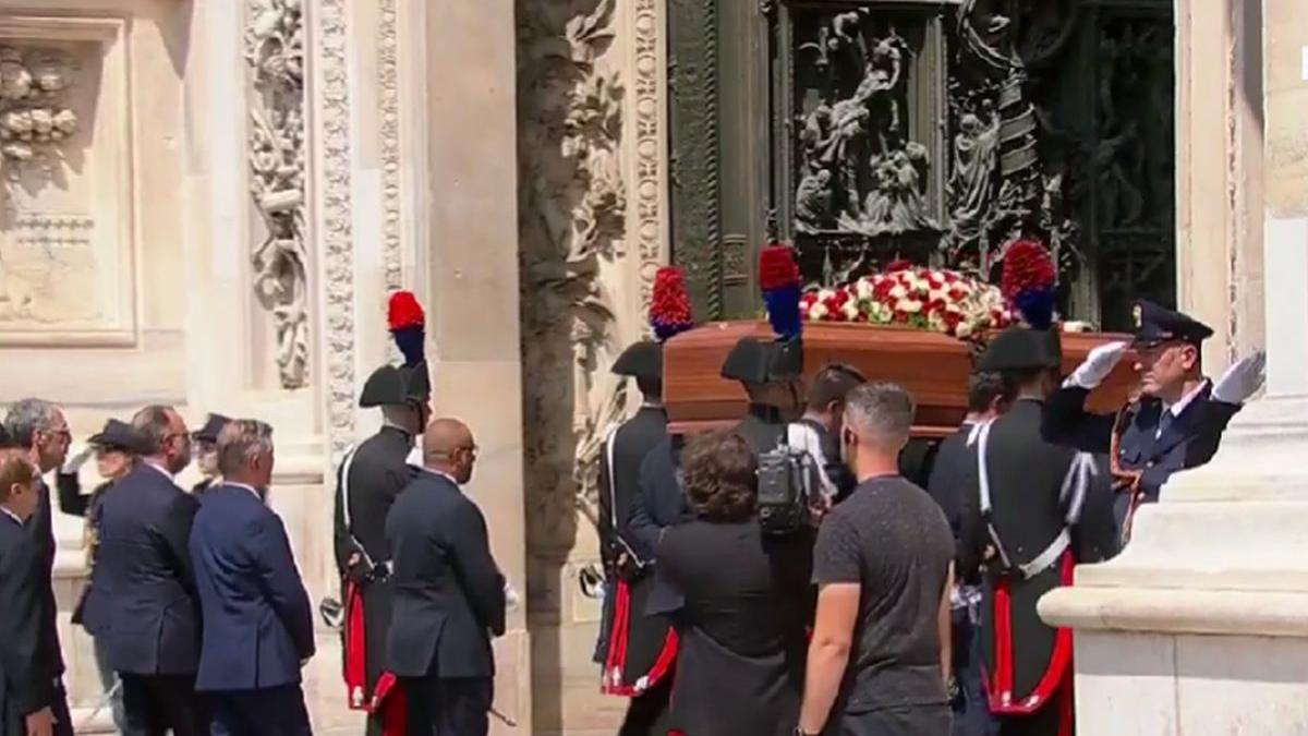 silvio berlusconi aplaudat pe ultimul drum domul din milano