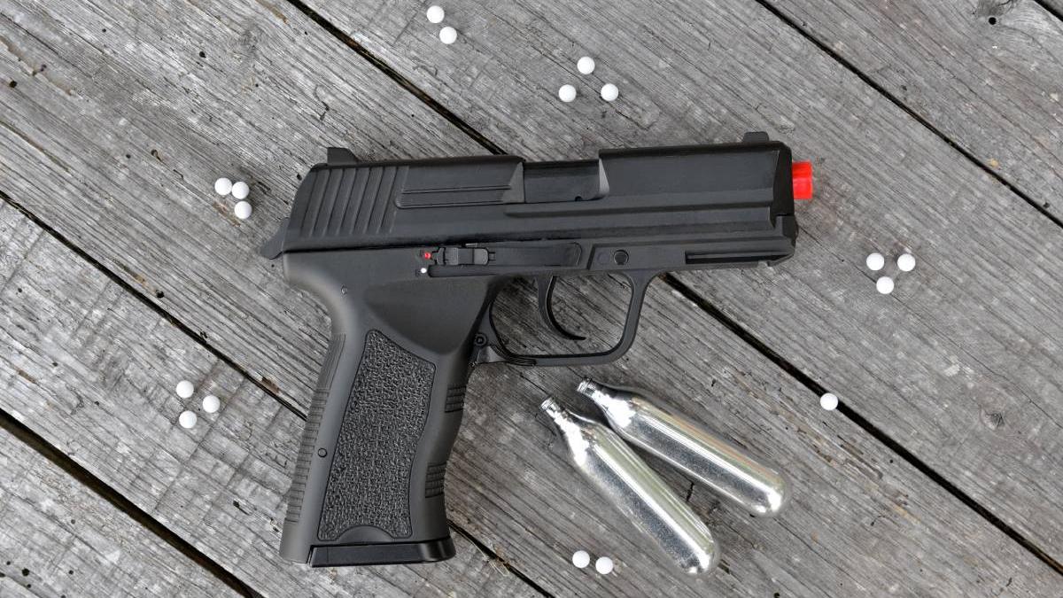 tanar impuscat strada craiova pistol airsoft