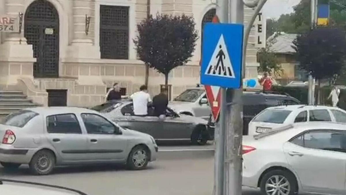 absolventi de liceu iesiti pe geam masina barlad