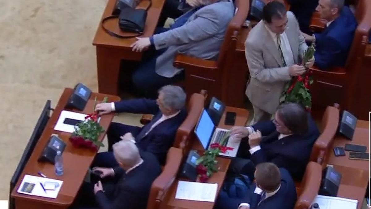 "Atmosferă incendiară, în Parlamentul României": Ludovic Orban a făcut show cu trandafiri roșii. Reacția lui Nicolae Ciucă