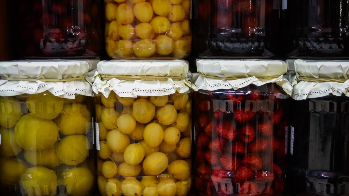 femeie grav ranita dupa ce i au explodat in fata borcanele cu compot pe care le steriliza iasi