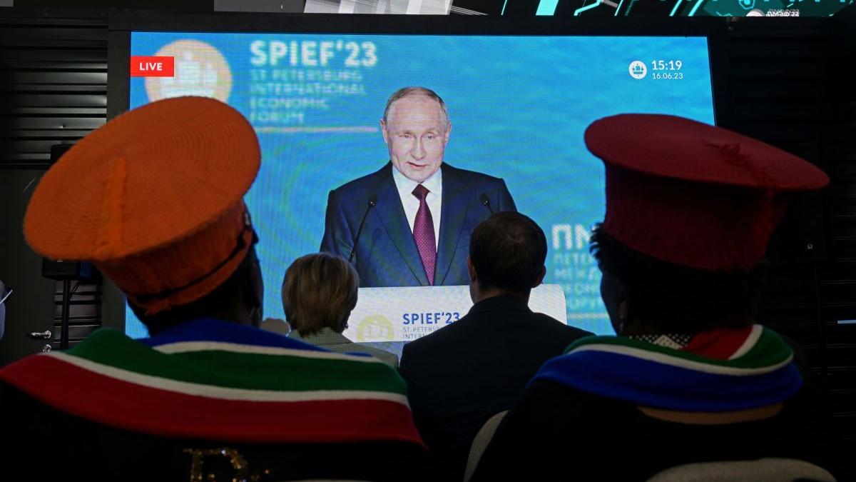 vladimir putin aplaudat injura nato sa i cum se spune in popor