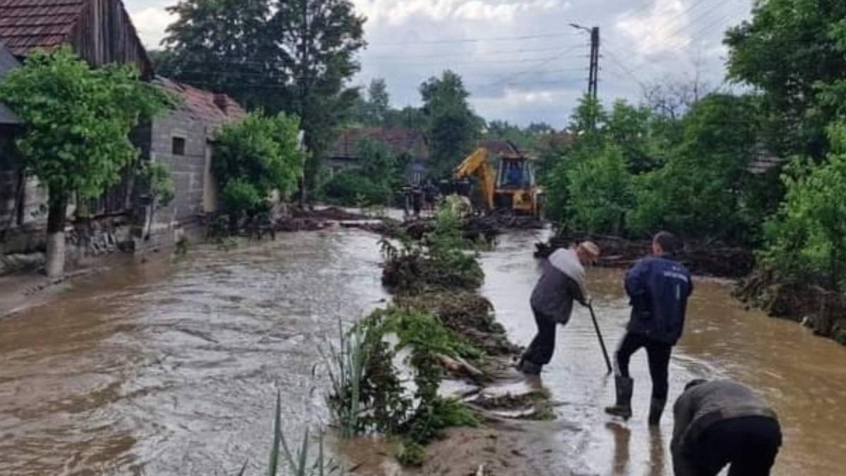 inundatii ravagii judete romania sute oameni izolati puhoaie